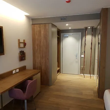 Hotel Th 4*